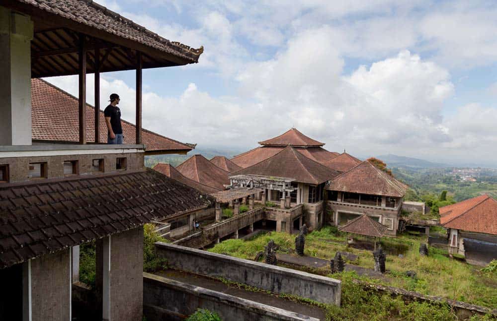top 12 things to do in bali, abandoned hotel bali, abandoned resort bali, bedugul abandoned hotel, bedugul taman hotel,